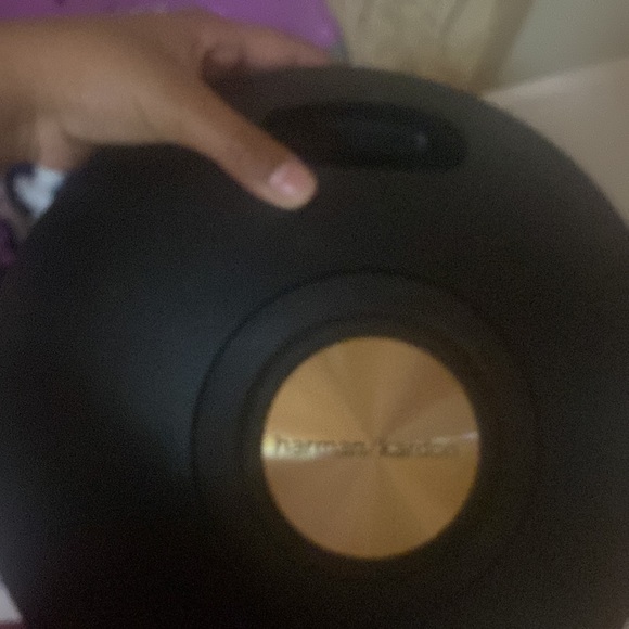 Black speaker ,barely ever used, works very well ,includes charger - Picture 3 of 4